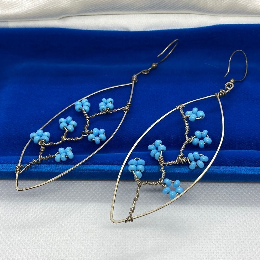 💛 Silver Tone Blue Bead Flower Earrings